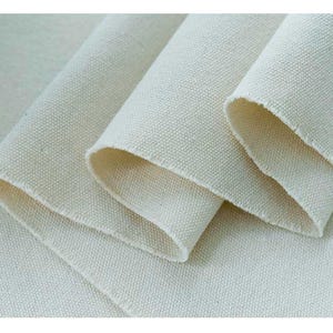Könnte beinhalten: Ein Set aus drei Keramikbechern mit gesprenkelter, matter Oberfläche. Die Becher sind in Creme-, Hellgrau- und Dunkelgrautönen gehalten. Jeder Becher hat ein schlichtes, minimalistisches Design.