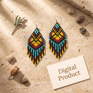 Pode incluir: Um par de brincos de missangas em forma de diamante com um padrão geométrico em amarelo, vermelho, preto e turquesa. Os brincos têm uma franja de missangas pendentes na parte inferior e ganchos de metal prateado. Um cartão com o texto Digital Product.