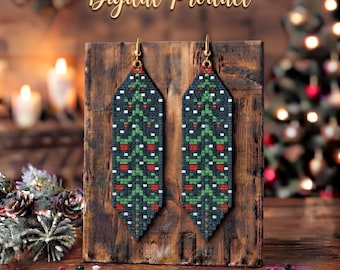 Puede incluir: Un par de pendientes largos de cuentas en forma de diamante con un patrón de árbol de Navidad pixelado en tonos verde oscuro, verde claro, rojo y blanco. Los pendientes cuelgan de ganchos dorados sobre una tabla de madera con el texto Digital Product.