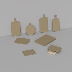 Op de afbeelding: Een verzameling beige snijplanken in verschillende vormen en maten. De collectie omvat rechthoekige, ronde en peddelvormige planken, plus een kleine rechthoekige lade met een uitschuifbare lade.