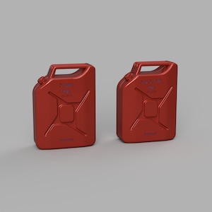 Puede incluir: Dos bidones de gasolina rojos de 5 galones con asas negras y una etiqueta negra "DANGER". Cada bidón tiene una etiqueta azul que dice "5 U.S. GAL 20L  02-2021".