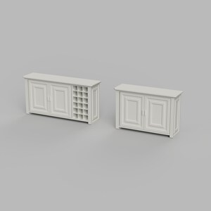 Puede incluir: Dos armarios de madera blancos con puertas. El armario de la izquierda tiene una estantería para vinos en el lado derecho. Ambos armarios tienen paneles elevados en las puertas.