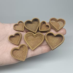 STL Datei - 1/12 Herzförmige Weidenkörbe STL Set (8 Stück) für Puppenhäuser und Miniaturprojekte (kommerzielle Lizenz)