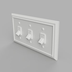 Puede incluir: Una placa de interruptor de luz blanca con tres interruptores en posición de encendido. La placa tiene un marco rectangular y un diseño simple y clásico. Ideal para el hogar.