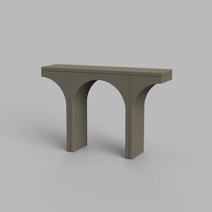 Può includere: Una consolle color talpa con piano rettangolare e tre supporti ad arco. Il tavolo è un design moderno, adatto per ingressi o soggiorni. Le dimensioni del tavolo sono di circa 152 cm di lunghezza, 41 cm di profondità e 76 cm di altezza.