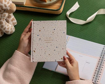 Libreta de direcciones Busy B / Pestañas alfabéticas, bolsillos y pegatinas de dirección fáciles de cambiar / Diseño en aerosol rosa