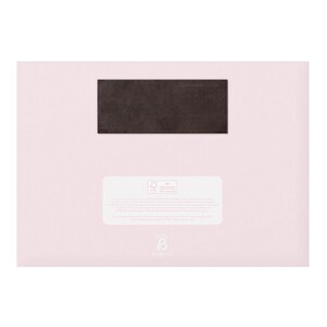 Pu&ograve; includere: Una carta rosa con un rettangolo nero al centro e un rettangolo bianco in basso con testo e un logo. Il testo recita "Realizzato con carta proveniente da fonti sostenibili e stampato con inchiostri a base vegetale.  La carta &egrave; vuota all'interno ed &egrave; perfetta per scrivere un messaggio speciale.  Stampato negli Stati Uniti.  &copy;2023 Baby Be Mine.  Tutti i diritti riservati."
