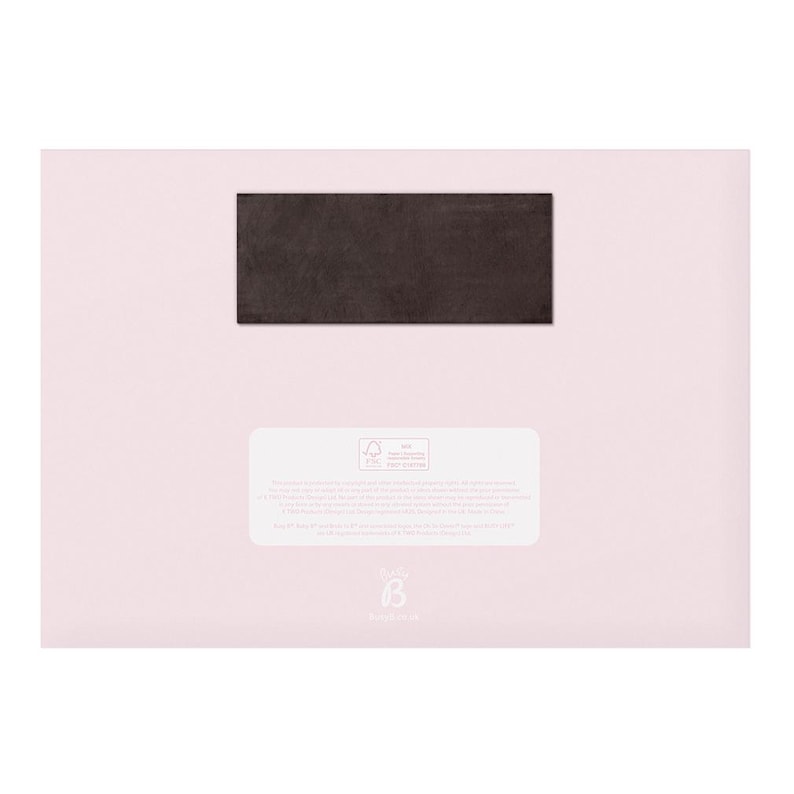 Pu&ograve; includere: Una carta rosa con un rettangolo nero al centro e un rettangolo bianco in basso con testo e un logo. Il testo recita "Realizzato con carta proveniente da fonti sostenibili e stampato con inchiostri a base vegetale.  La carta &egrave; vuota all'interno ed &egrave; perfetta per scrivere un messaggio speciale.  Stampato negli Stati Uniti.  &copy;2023 Baby Be Mine.  Tutti i diritti riservati."