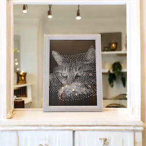 Arte mural de gato de cristal – Cara de gato plateada brillante – Póster de animal glamuroso – Regalo para amantes de los gatos – Decoración felina moderna – Arte de lujo para mascotas