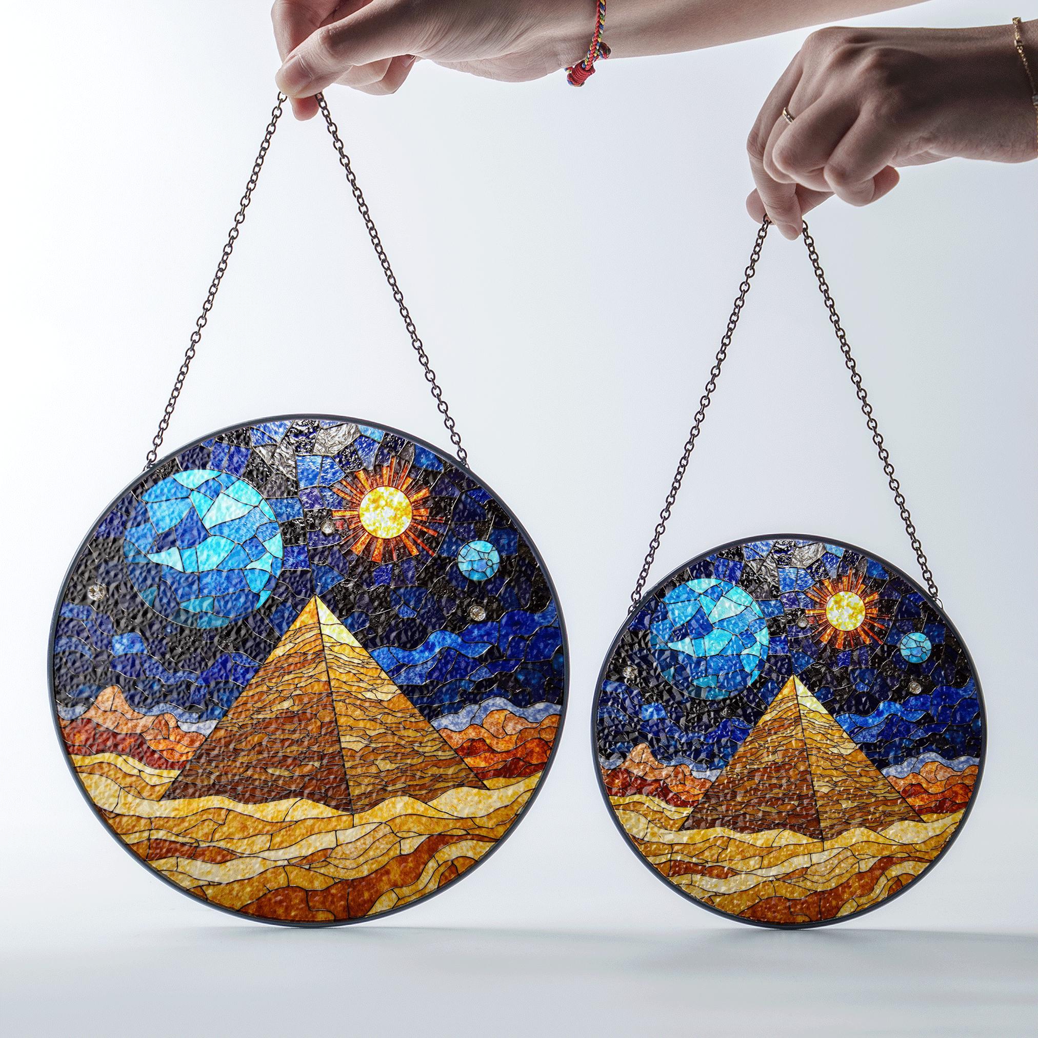 太陽と月をデザインしたステンドグラスのピラミッド型サンキャッチャー