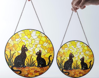 庭のステンドグラス風の窓飾りに描かれた2匹の黒猫。猫好きの方への