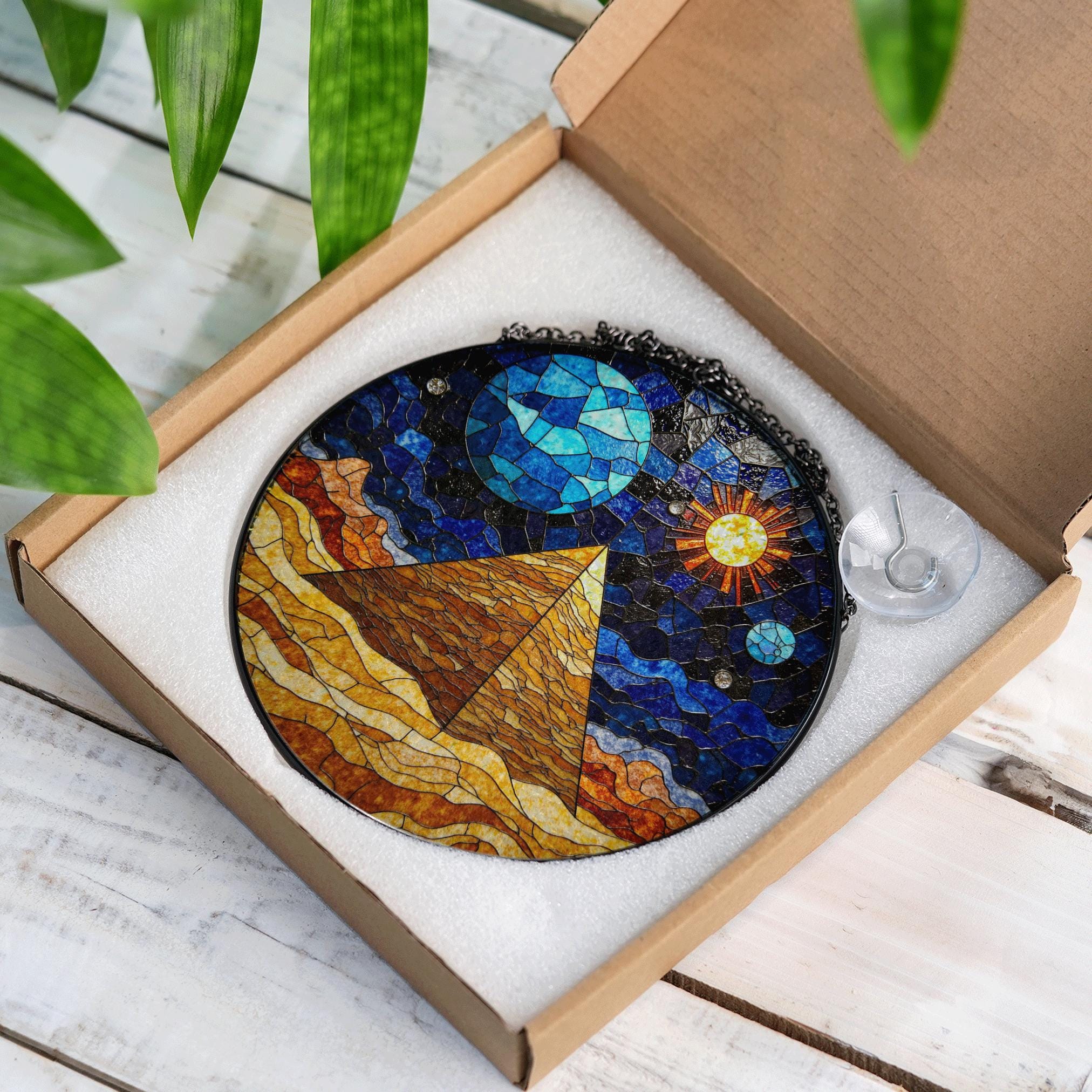 太陽と月をデザインしたステンドグラスのピラミッド型サンキャッチャー