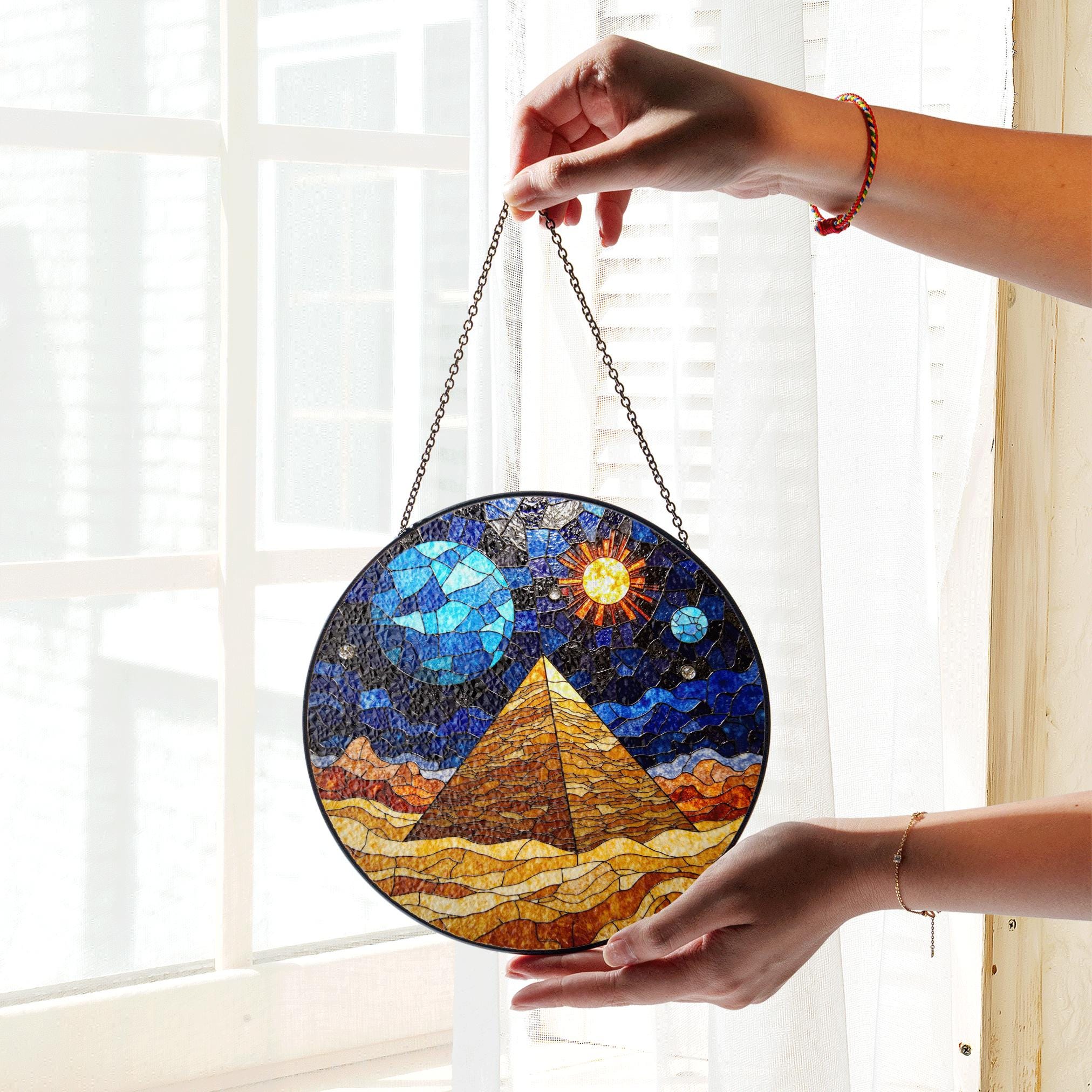 太陽と月をデザインしたステンドグラスのピラミッド型サンキャッチャー