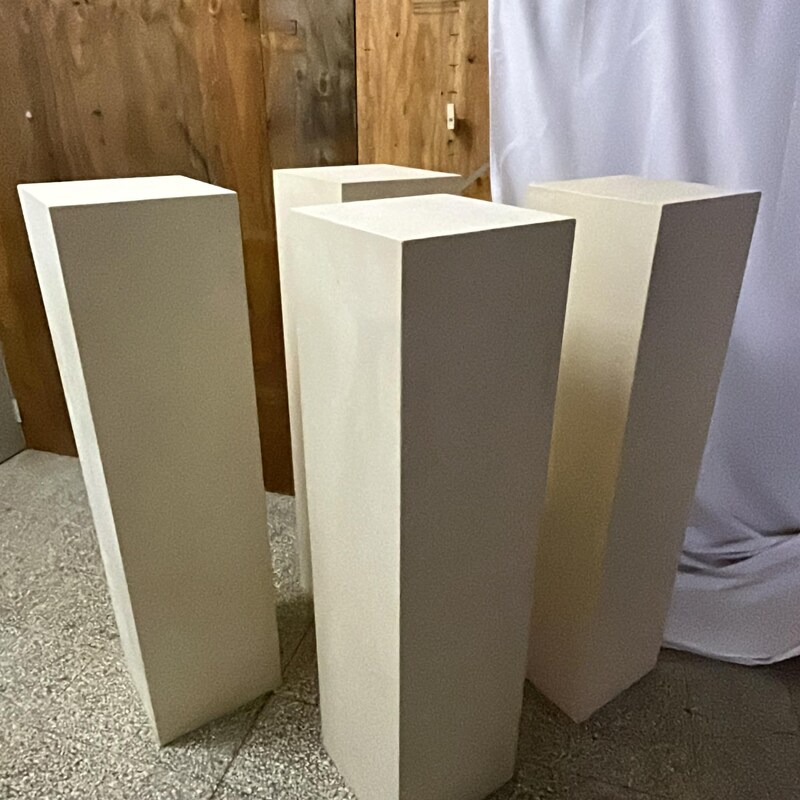 Coppia di piedistalli in marmo bianco a sezione quadrata, con