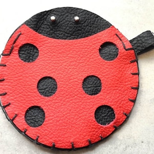LADYBUG Borsa tonda piatta in vera pelle Borsa con ciondolo per auricolari con chiusura Portachiavi Rossetto Portacarte in tessuto Bustina personalizzabile per auricolari