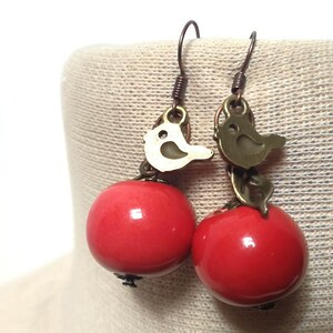 MANZANAS Pendientes de cerámica roja Hojas de latón Ganchos de pájaros Otoño Bosque Bruja Joyería Joyería de otoño Fruta Adán y Eva Edén Serpiente Pecado