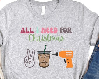 Todo lo que necesito para Navidad... Camiseta Peace Coffee Tools / Camiseta de regalo para carpintero contratista entusiasta del bricolaje / mamá, hermana, gerente de proyecto