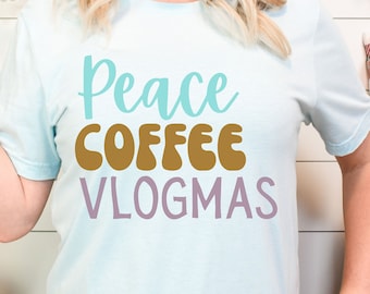 Peace Coffee Vlogmas Camiseta de Navidad / Regalo para entusiastas de las redes sociales Influencer YouTuber Coffee Lover / Regalo de Navidad 2023