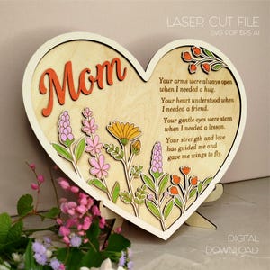Presente para a mãe Decoração em formato de coração em suporte Arquivos cortados a laser Feliz Dia das Mães SVG Glowforge Placa de mãe Presente Download digital