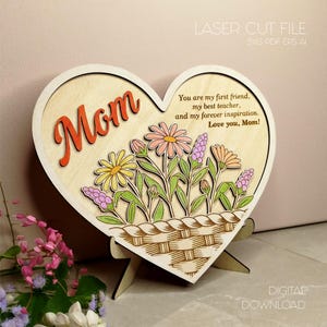 Presente para a mãe Decoração em formato de coração em suporte Arquivos cortados a laser Feliz Dia das Mães SVG Glowforge Placa de mãe Presente Download digital