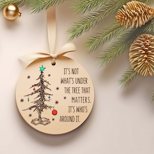 Het is niet wat er onder de boom ligt, kerstversiering SVG-lasergesneden bestand, kerstofferte digitale download, kerst Glowforge lasergesneden bestand