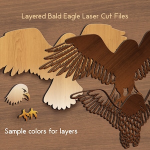 Pu&ograve; includere: File di taglio laser a strati di un'aquila calva in volo. L'aquila &egrave; realizzata con pi&ugrave; strati di legno, con colori diversi per ogni strato. Il testo "Layered Bald Eagle Laser Cut Files" &egrave; nella parte superiore dell'immagine, e il testo "Sample colors for layers" &egrave; nella parte inferiore.