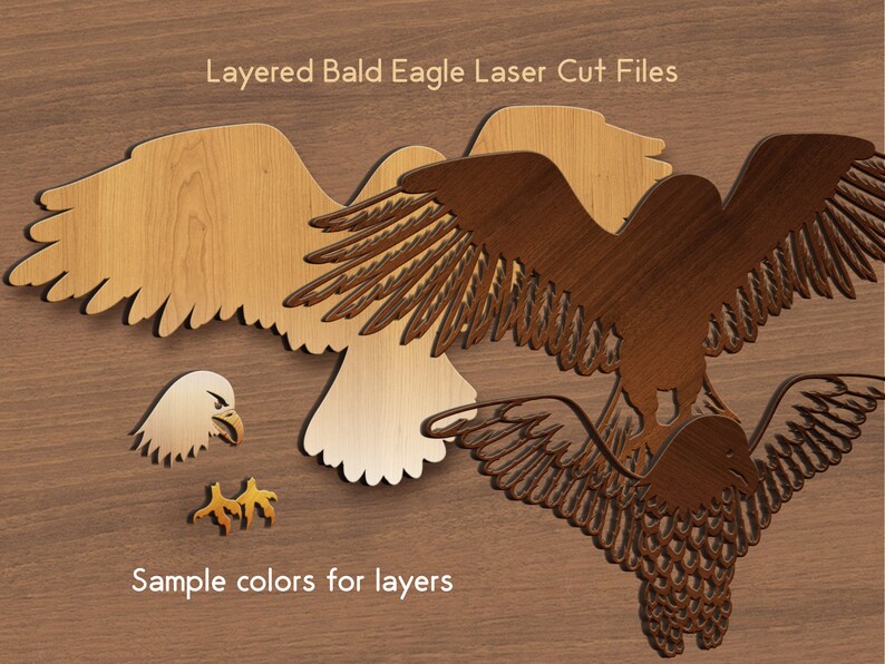 Pu&ograve; includere: File di taglio laser a strati di un'aquila calva in volo. L'aquila &egrave; realizzata con pi&ugrave; strati di legno, con colori diversi per ogni strato. Il testo "Layered Bald Eagle Laser Cut Files" &egrave; nella parte superiore dell'immagine, e il testo "Sample colors for layers" &egrave; nella parte inferiore.