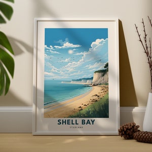 Peut inclure: Une impression encadrée d'une scène de plage avec des falaises blanches, de l'eau bleue et une plage de sable. L'impression porte le texte "Shell Bay, Studland" en bas.