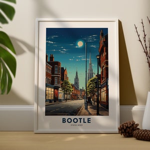 Puede incluir: Una impresión enmarcada de una escena callejera nocturna en Bootle, Inglaterra. La impresión presenta una calle bordeada de edificios, un campanario de iglesia en la distancia y una luna llena en el cielo. El texto "BOOTLE ENGLAND" está impreso en la parte inferior de la impresión.
