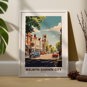 Op de afbeelding: Een poster in vintage stijl met een kleurrijke illustratie van een straatbeeld in Welwyn Garden City, Engeland. De poster heeft een witte lijst en de tekst "Welwyn Garden City, England" onderaan.