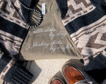 Tragos de ganado de día. Tragos de whisky de noche. Camiseta unisex de manga corta estilo western, vaquero y ranchero.
