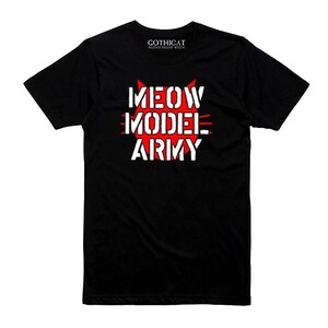 Pode incluir: T-shirt preto com o texto "MEOW MODEL ARMY" em branco, com um design de orelhas de gato vermelho por cima. A camisa também tem o texto "GOTHICAT" no topo.