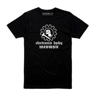 以下が含まれることがあります： 白のグラフィックが特徴の黒いTシャツ。猫の頭、ハンマー、歯車のデザインで、「electronic body meowsic」の文字が入っています。シャツの上部には「GOTHICAT」の文字も入っています。
