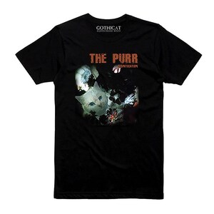 Op de afbeelding: Zwart t-shirt met een afbeelding van een witte kat met blauwe ogen, tegen een donkere achtergrond. De tekst "THE PURR DISINTEGRATION" staat boven de kat. Het shirt heeft ook de tekst "GOTHICAT" bovenaan.