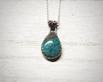 Original vendu - Goutte céleste : chrysocolle dans un cadre en argent sterling avec bélière en cuivre par La Mano Muse