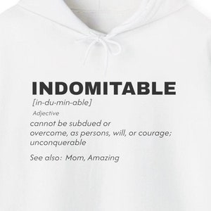 Peut inclure: Sweat-shirt à capuche blanc avec le mot "INDOMITABLE" imprimé en noir, ainsi que la définition : "[in-du-min-able] Adjectif ne peut être soumis ou vaincu, en tant que personnes, volonté ou courage ; invincible Voir aussi : Maman, Incroyable"