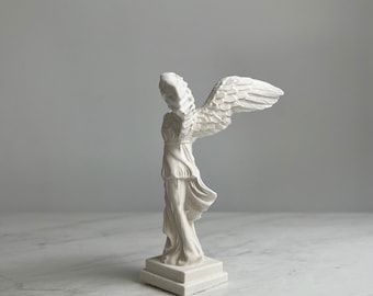 Triumphique - Winged Nike Victory of Samothrace Greek Statue