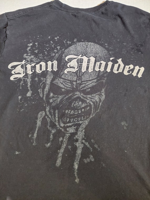 Iron Maiden Trooper 2022 T-shirt är en officiell merchandise t-shirt
