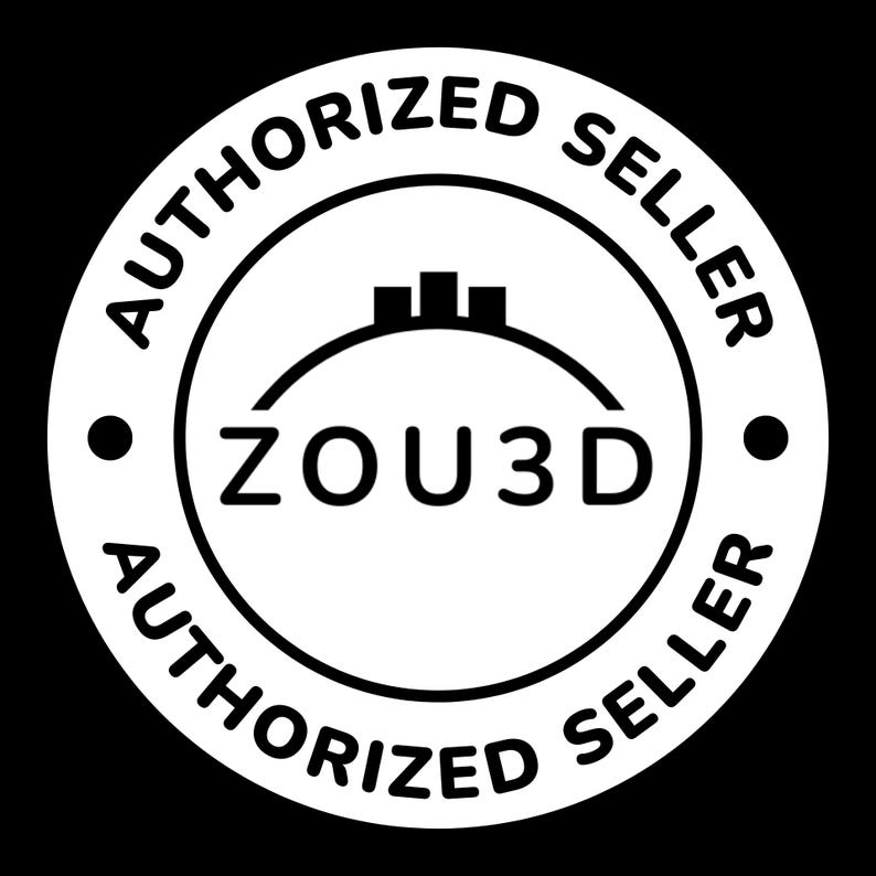以下が含まれることがあります： 外縁に「AUTHORIZED SELLER」の文字が円を描く、白黒の円形ロゴ。中央には、アーチ状の線の下に「ZOU3D」の文字と3つの垂直な長方形が配置されています。