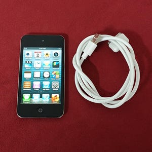 vintage MP3 player Apple iPod touch 4Gen 8GB, working