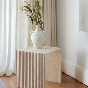 Mesa auxiliar de mármol corrugado travertino, mesa de centro pesada de color beige con bordes tallados, piedra natural de mármol, decoración del hogar hecha a mano y personalizada