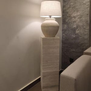 Pedestal de bloque de piedra travertino, mesa auxiliar de bloque, mesa auxiliar de piedra natural, mesa con pedestal personalizada