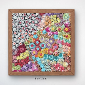 Könnte beinhalten: Ein gerahmtes Textilkunstwerk mit einem lebendigen Blumenmuster. Das Kunstwerk zeigt eine Vielzahl farbenfroher gestickter Blumen, darunter Rot, Gelb, Blau und Lila, vor einem schwarz-weißen Hintergrund. Der Rahmen ist aus Holz.
