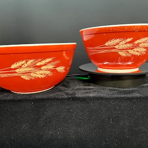 Pyrex Autumn Harvest Wheat. Mixing bowls pattern 402 (1.5qt) and 403 (2.5qt). Nice vintage condition. Sold separately. FREE SHIPPING