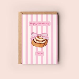 Jolie carte de voeux de joyeux anniversaire bébé brioche à la cannelle. Coquette cadeau amusante pour un gourmand ou un amateur de pâtisserie, enveloppe incluse