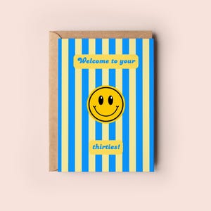 Cartão de felicitações de 30º aniversário para comemorar seus trinta anos | Presente engraçado com rosto sorridente e listrado, inclui envelope