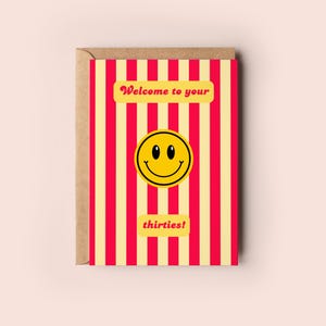 Cartão de felicitações de 30º aniversário para comemorar seus trinta anos | Presente engraçado com rosto sorridente e listrado, inclui envelope
