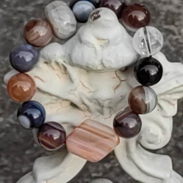 Bracelet en agate muti-colores et  muiti-formes mélangé avec un quartz, cadeau festif pièce unique fait main sur mesure, bijoux  en cristal