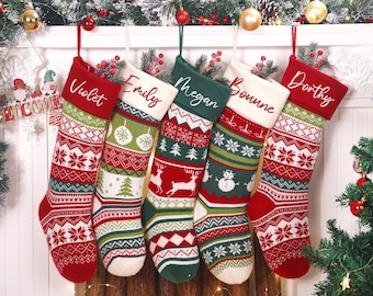 Personalisierter gestrickter Weihnachtsstrumpf: Gestickter Name, Zopfmuster