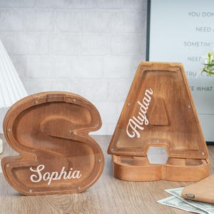 Hucha con inicial personalizada, hucha de madera personalizada con letras, regalo para niños, hucha, regalo para bebés, hucha con letras del alfabeto y pegatinas con nombre